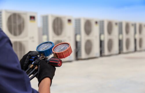 Techniker prüft Klimaanlagen, Messgeräte zum Befüllen von Klimaanlagen.